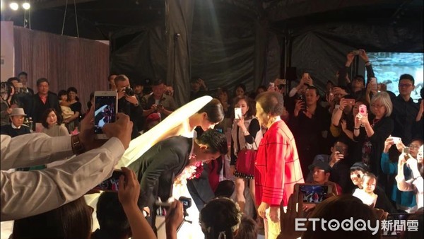 蔡昌憲婚禮哭了!從阿嬤手中「接走空姐老婆」承諾好好照顧 搞笑破英文「唱她選的情歌」超浪漫