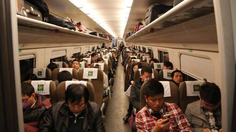 男子提前回家,妻子神情慌亂,趁她做飯衝進臥室,瞧見床下,報警!