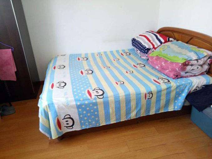 男子提前回家,妻子神情慌亂,趁她做飯衝進臥室,瞧見床下,報警!