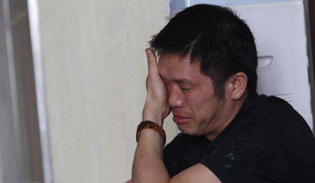 男子提前回家,妻子神情慌亂,趁她做飯衝進臥室,瞧見床下,報警!