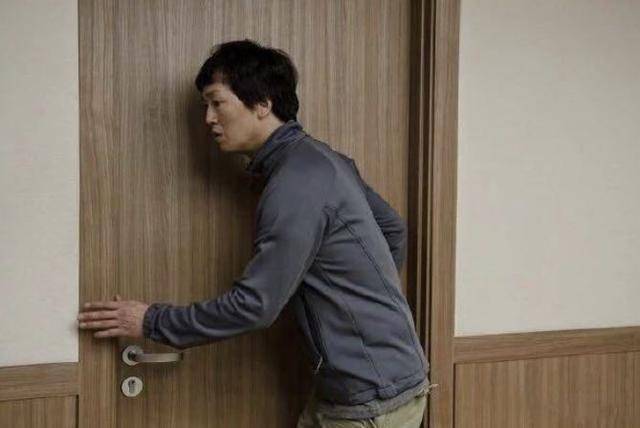 男子提前回家,妻子神情慌亂,趁她做飯衝進臥室,瞧見床下,報警!