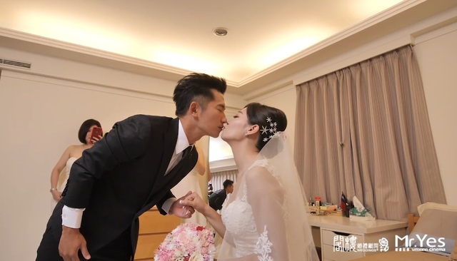 蔡昌憲婚禮哭了!從阿嬤手中「接走空姐老婆」承諾好好照顧 搞笑破英文「唱她選的情歌」超浪漫