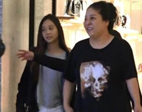 李連杰女兒長大後和爸爸一起做公益!「14歲超高顏值迷倒眾人」網:一家基因太強大