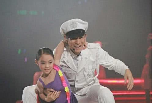 李連杰女兒長大後和爸爸一起做公益!「14歲超高顏值迷倒眾人」網:一家基因太強大