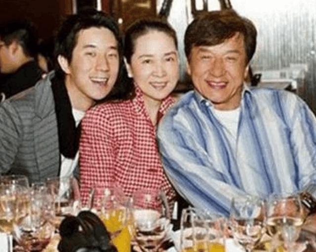 林鳳嬌當紅為愛引退「默默支持成龍30年」 面對緋聞:他說不是,我就相信他!