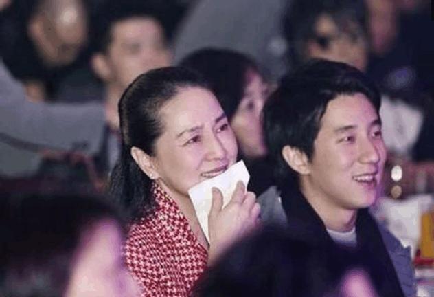 林鳳嬌當紅為愛引退「默默支持成龍30年」 面對緋聞:他說不是,我就相信他!