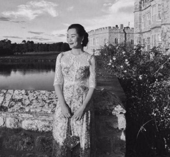 「放棄超模身份」甘願做家庭主婦!她「被丈夫寵愛23年」 如今兒子帥氣眾人羨慕