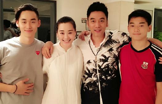 「放棄超模身份」甘願做家庭主婦!她「被丈夫寵愛23年」 如今兒子帥氣眾人羨慕