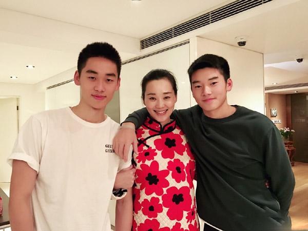 「放棄超模身份」甘願做家庭主婦!她「被丈夫寵愛23年」 如今兒子帥氣眾人羨慕