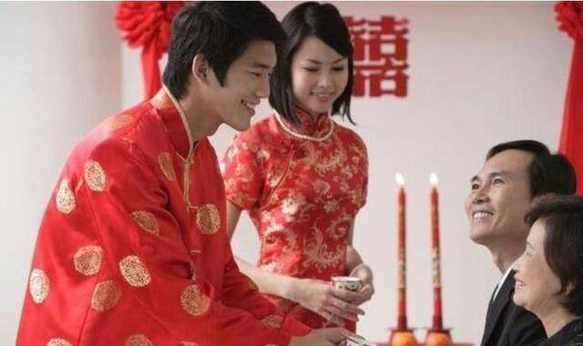 26歲兒子把62歲母親趕出門,只給一件破大衣,母親半路摸口袋哭了!