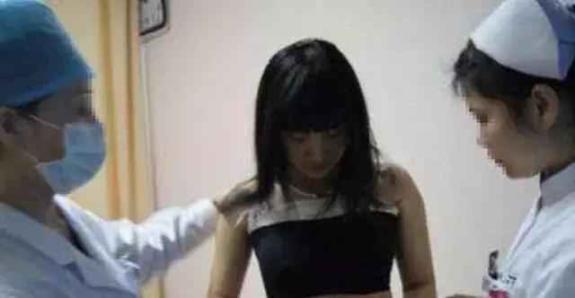 老婆例假來了一個月，老公擔心陪她去醫院，趁她尿檢時，醫生對老公耳語：報警！