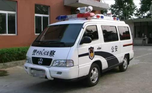 老婆例假來了一個月，老公擔心陪她去醫院，趁她尿檢時，醫生對老公耳語：報警！