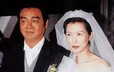港姐冠軍結婚遭批「下嫁」 丈夫出道多年零緋聞成影帝！ 結婚20年仍「牽手逛菜市場」：平凡愛情最美