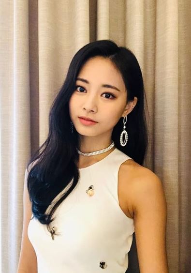 女人味噴發！子瑜走紅毯「辣腿力壓韓國女星」　 一轉身「腰間秘密武器」韓媒盛讚：全場第一美❤