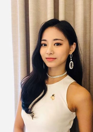 女人味噴發！子瑜走紅毯「辣腿力壓韓國女星」　 一轉身「腰間秘密武器」韓媒盛讚：全場第一美❤