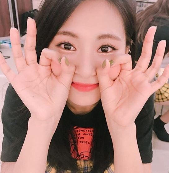 女人味噴發！子瑜走紅毯「辣腿力壓韓國女星」　 一轉身「腰間秘密武器」韓媒盛讚：全場第一美❤