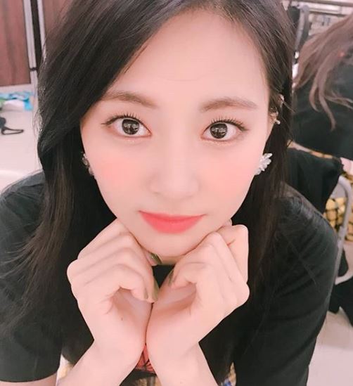 女人味噴發！子瑜走紅毯「辣腿力壓韓國女星」　 一轉身「腰間秘密武器」韓媒盛讚：全場第一美❤