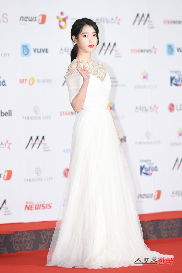 女人味噴發！子瑜走紅毯「辣腿力壓韓國女星」　 一轉身「腰間秘密武器」韓媒盛讚：全場第一美❤