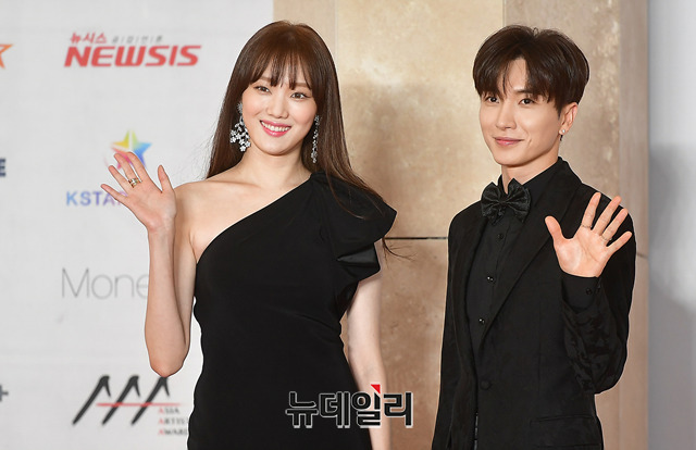 女人味噴發！子瑜走紅毯「辣腿力壓韓國女星」　 一轉身「腰間秘密武器」韓媒盛讚：全場第一美❤