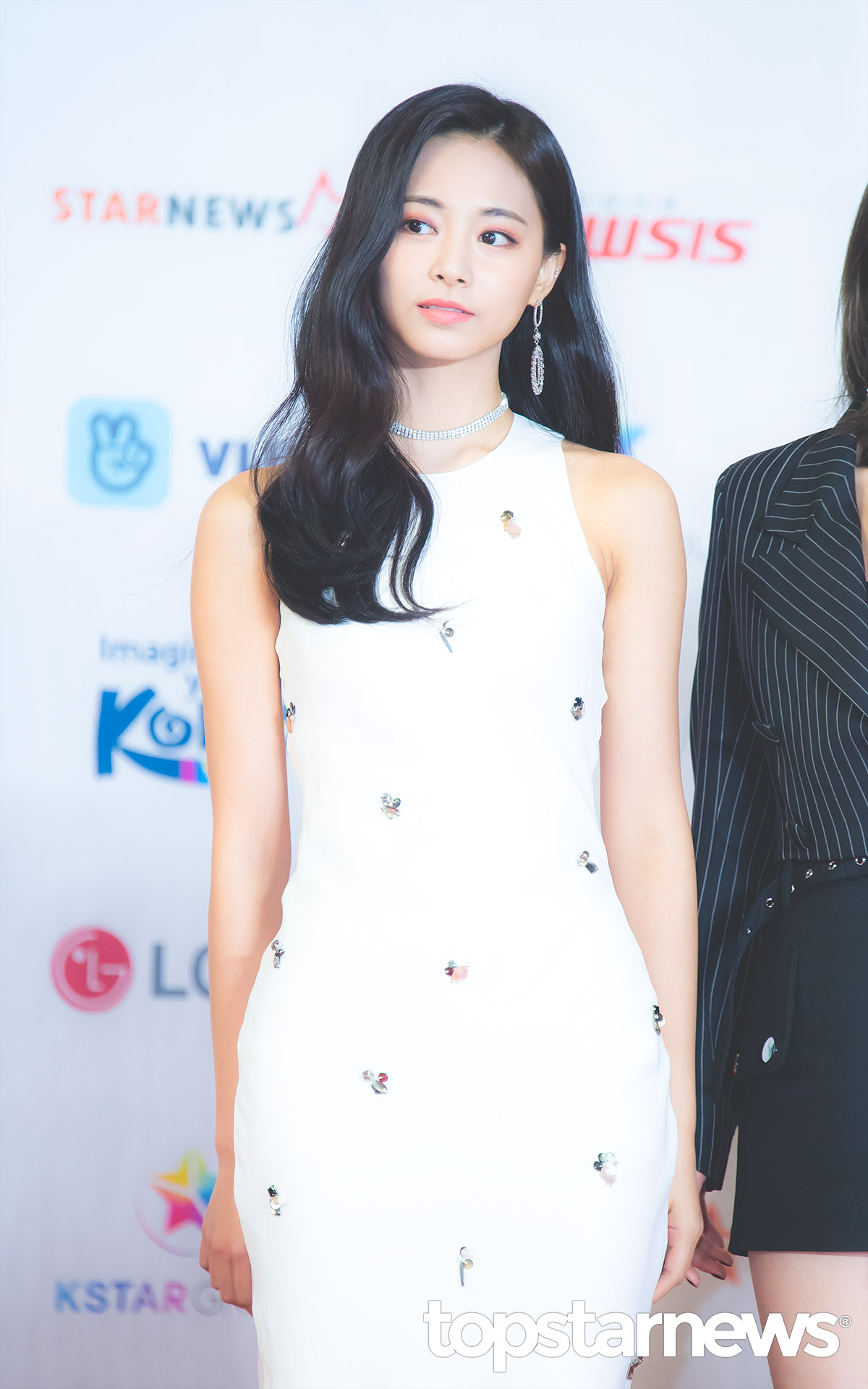 女人味噴發！子瑜走紅毯「辣腿力壓韓國女星」　 一轉身「腰間秘密武器」韓媒盛讚：全場第一美❤