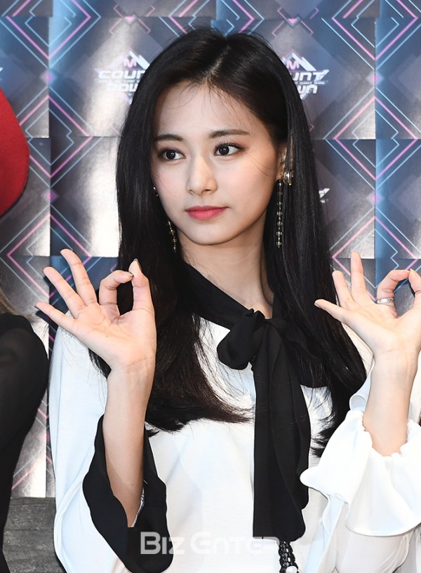 女人味噴發！子瑜走紅毯「辣腿力壓韓國女星」　 一轉身「腰間秘密武器」韓媒盛讚：全場第一美❤