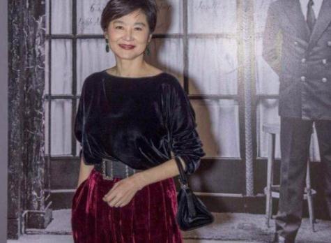 在事業巔峰選擇「息影嫁入豪門卻離婚收場」如今64歲林青霞勇敢活出自我!