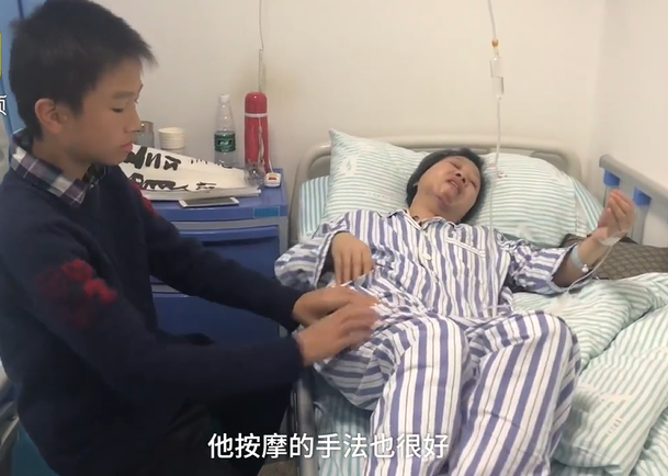 姑姑為他放棄結婚！13歲男孩街頭「賣畫為姑姑續命」情同母子淚嘆：努力活久一點
