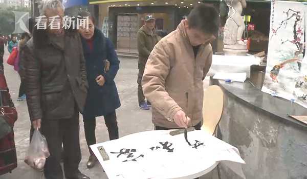 姑姑為他放棄結婚！13歲男孩街頭「賣畫為姑姑續命」情同母子淚嘆：努力活久一點