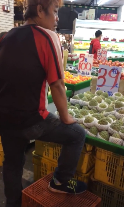 台南PSY大叔好狂！老闆播電音「大唱RAP賣水果」  一聽超洗腦網友秒揪團：我也要去買