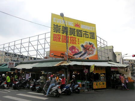 台南PSY大叔好狂！老闆播電音「大唱RAP賣水果」  一聽超洗腦網友秒揪團：我也要去買