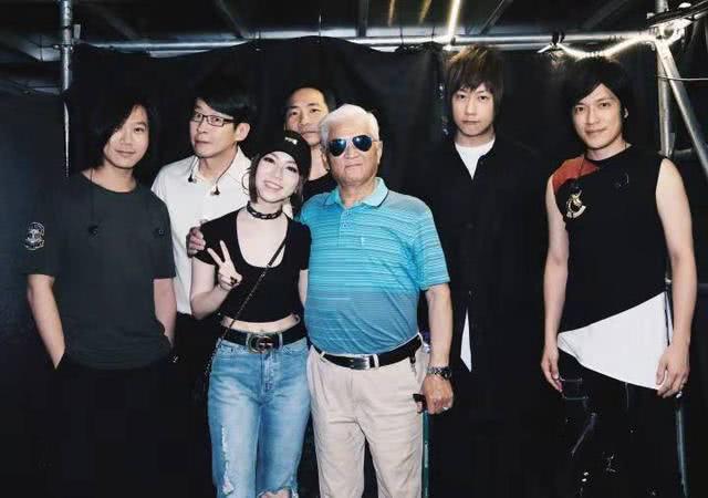 祖孫好感情！「外公住院」鄧紫棋急探望  看見她第一件事竟「拿梳子打扮...」網友全笑翻