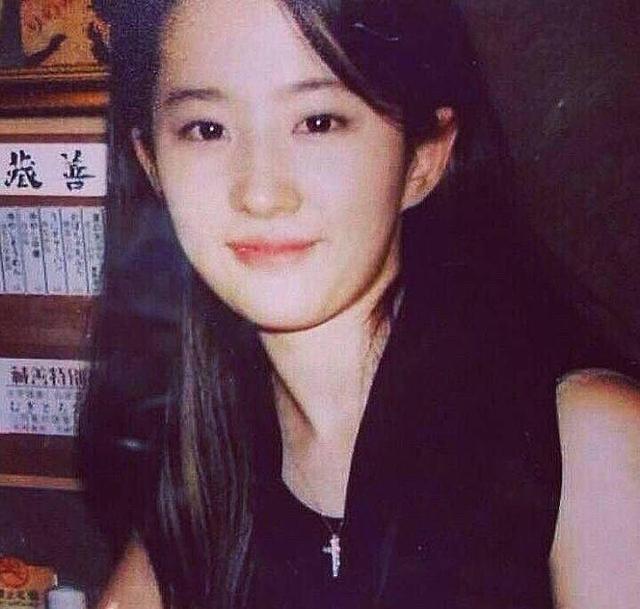 最美家庭！劉亦菲「學生時期照片」美翻天　「外婆媽媽」都是仙女級驚豔萬人