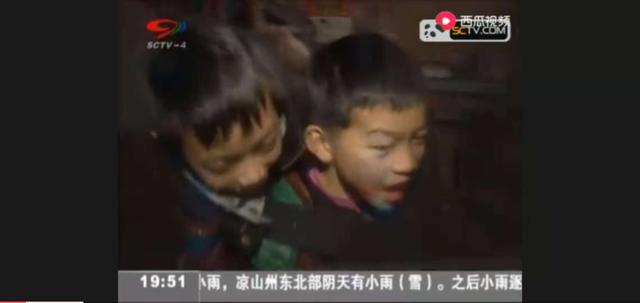 8歲孩子是叔叔... 他「揹著13歲姪子」上學去   風雨無阻從不遲到好心疼：逆境中堅強