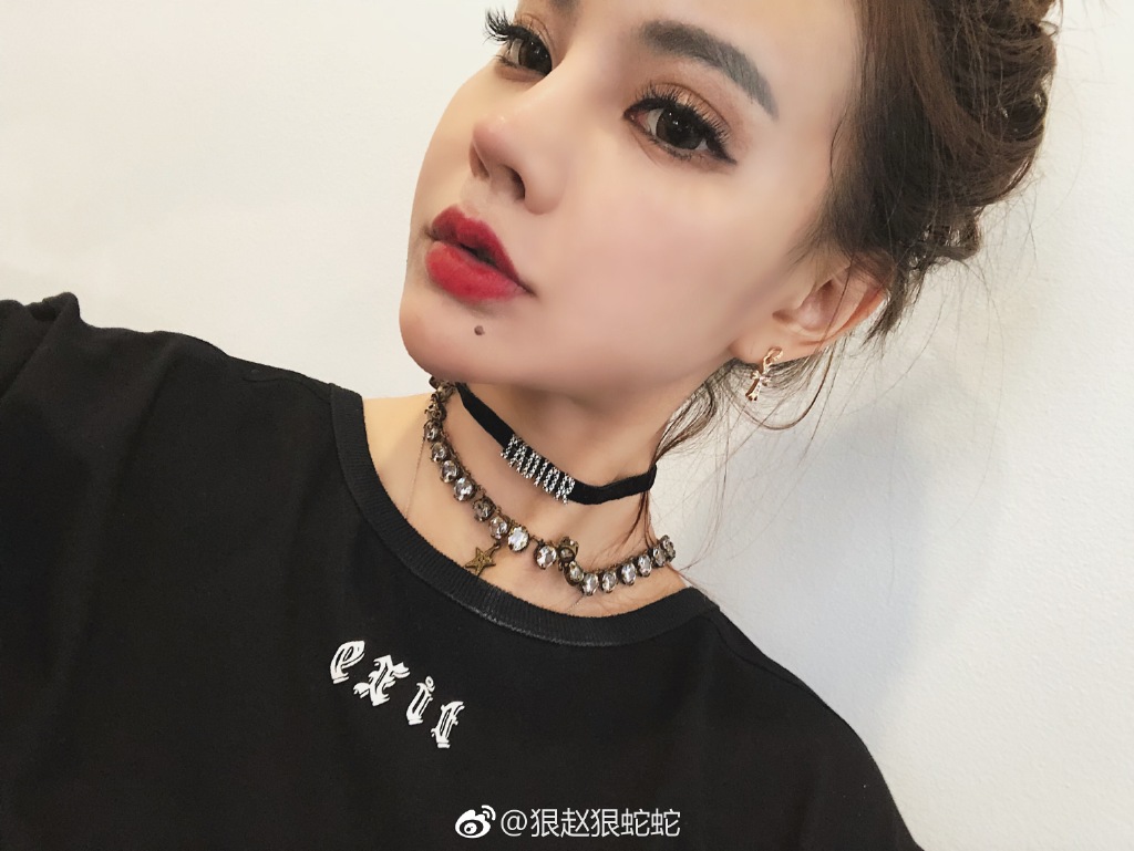 百萬人氣網紅「直播手一滑關掉美肌」　現出原形「粉絲當場罵髒話退讚」：啊多麽痛的領悟～
