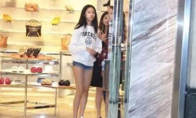 任達華14歲女兒逆天長腿曝光！甜美外型「網友跪求出道」 爸爸堅決反對：想讓她快樂長大