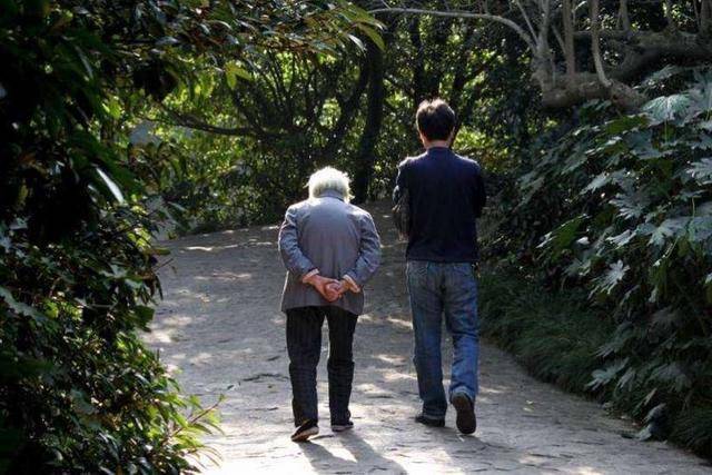 夫妻冷戰，小叔子常來家洗澡，妻子直接關氣，隔天看到浴室垃圾桶，軟在地上！