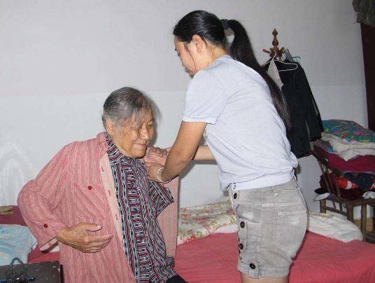 夫妻冷戰，小叔子常來家洗澡，妻子直接關氣，隔天看到浴室垃圾桶，軟在地上！