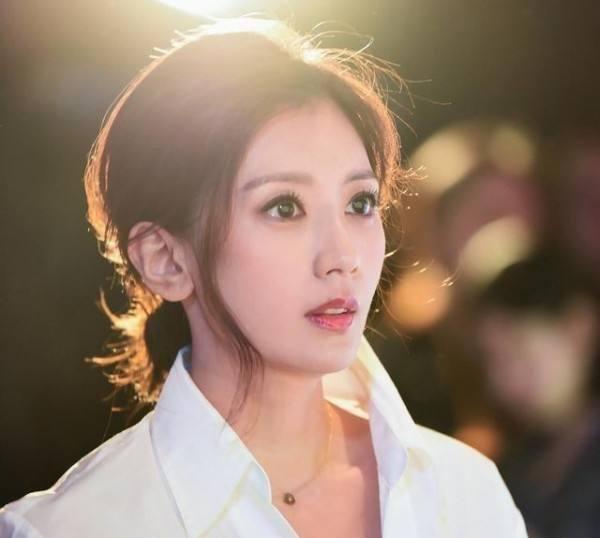 44歲賈靜雯弟媳曝光,原來是我們熟悉的她,網友:難怪一直不公開