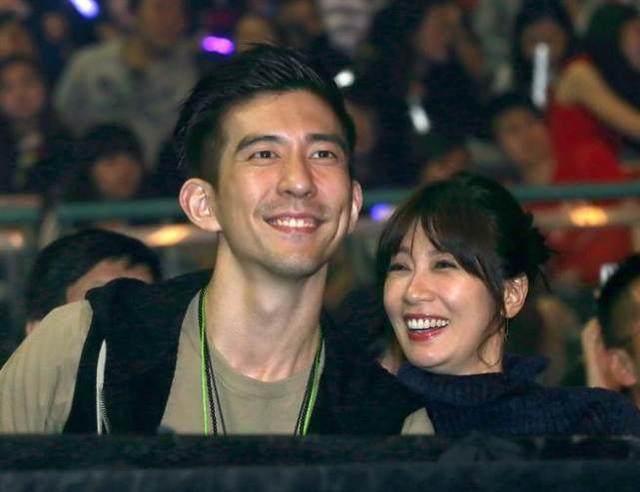 44歲賈靜雯弟媳曝光,原來是我們熟悉的她,網友:難怪一直不公開