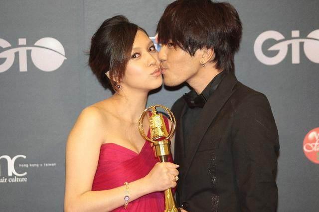 44歲賈靜雯弟媳曝光,原來是我們熟悉的她,網友:難怪一直不公開