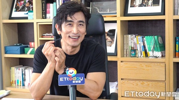 51歲車仁表「捐百萬給台灣」謝粉絲! 見妻小笑喊「我很富有」美國豪宅曝光家人入鏡成亮點