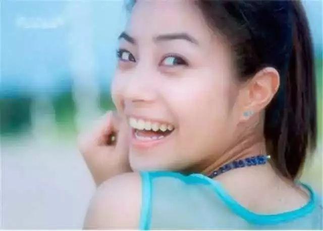 她19歲「出道即巔峰」 成就足以養活半個公司! 卻因「負面新聞纏身」遭冷凍:總會搭錯車