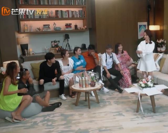 應采兒躺在陳小春的懷裡,誰注意到陳小春的手?男人本能反應