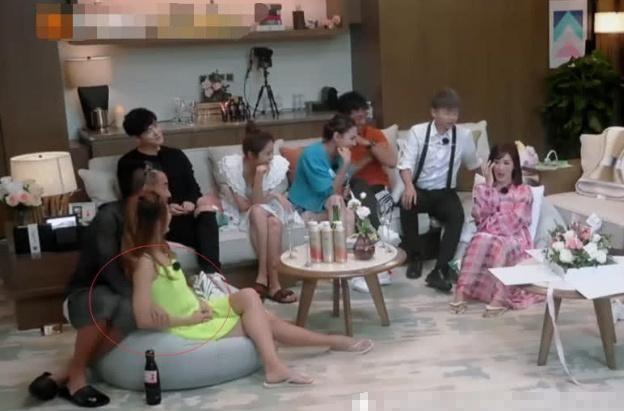 應采兒躺在陳小春的懷裡,誰注意到陳小春的手?男人本能反應