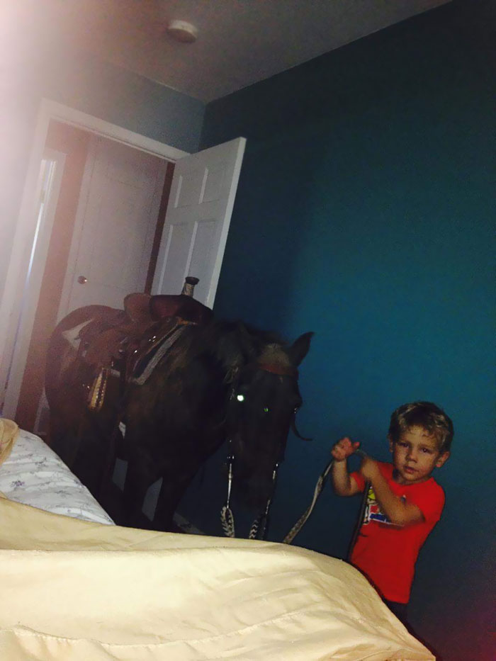 25張讓你「立馬打消生小孩念頭」的爆笑厭世育兒照 #12當妳「忘記把口紅收好」下場沒在開玩笑的