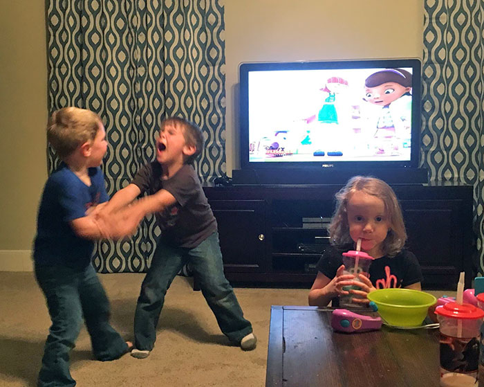 25張讓你「立馬打消生小孩念頭」的爆笑厭世育兒照 #12當妳「忘記把口紅收好」下場沒在開玩笑的