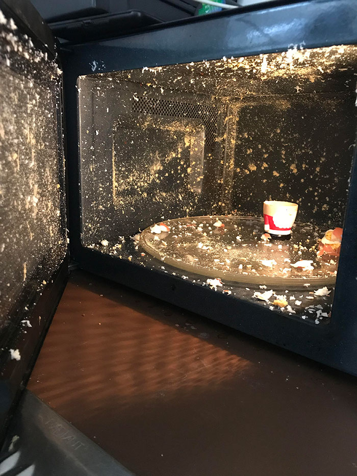 25張讓你「立馬打消生小孩念頭」的爆笑厭世育兒照 #12當妳「忘記把口紅收好」下場沒在開玩笑的