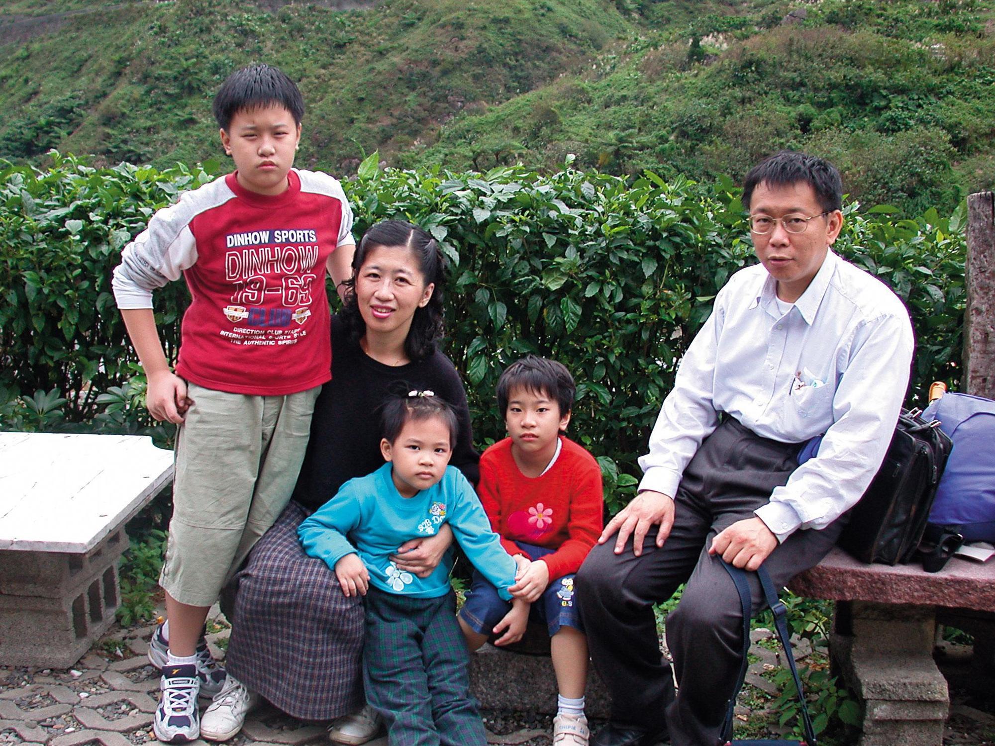 嫁柯文哲如單親媽！陳佩琪30歲相親半年閃婚  「獨自帶大3小孩」孤獨嘆：怎麼嫁這種老公