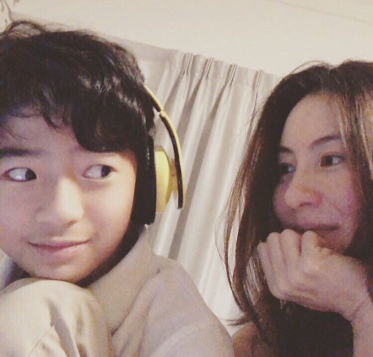 張柏芝兒子被問「願意有新爸爸？」他一句話讓人不禁鼻酸：孩子其實什麼都懂