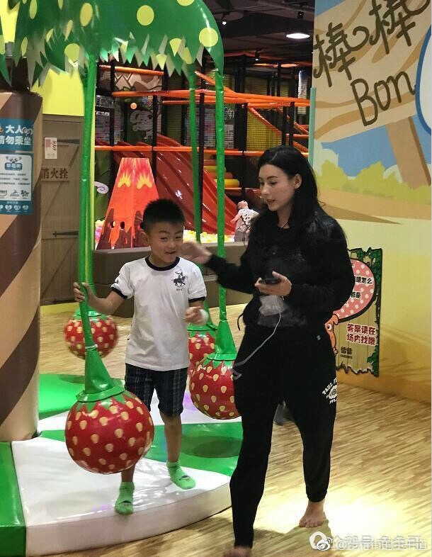 張柏芝兒子被問「願意有新爸爸？」他一句話讓人不禁鼻酸：孩子其實什麼都懂